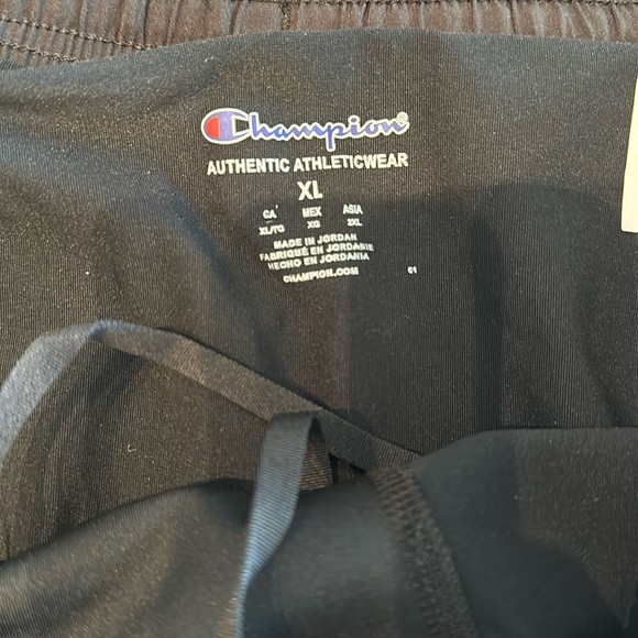 New w/o tags liner shorts with phone pocket - Picture 2 of 4